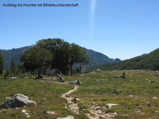 Aufstieg ins Hochtal mit Bilderbuchlandschaft