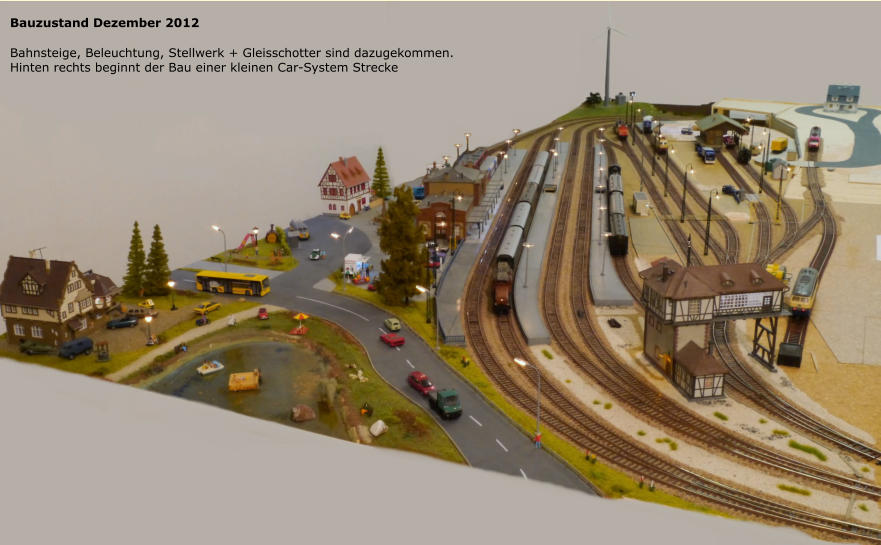 Bauzustand Dezember 2012 Bahnsteige, Beleuchtung, Stellwerk + Gleisschotter sind dazugekommen. Hinten rechts beginnt der Bau einer kleinen Car-System Strecke